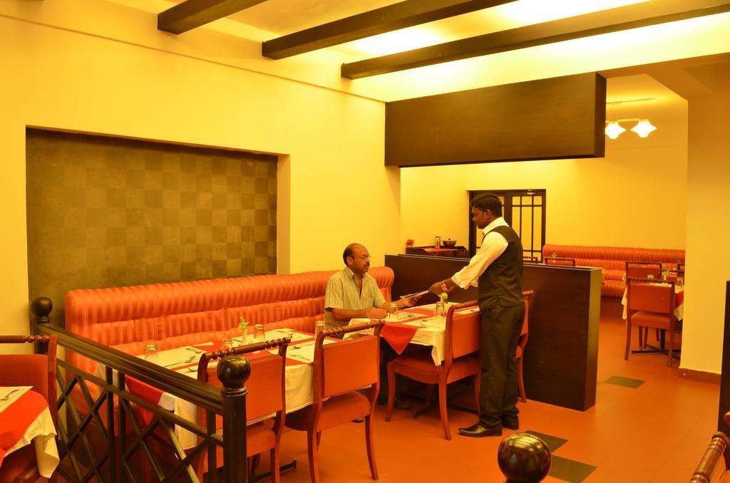Hotel Royal Retreat à Munnar Extérieur photo